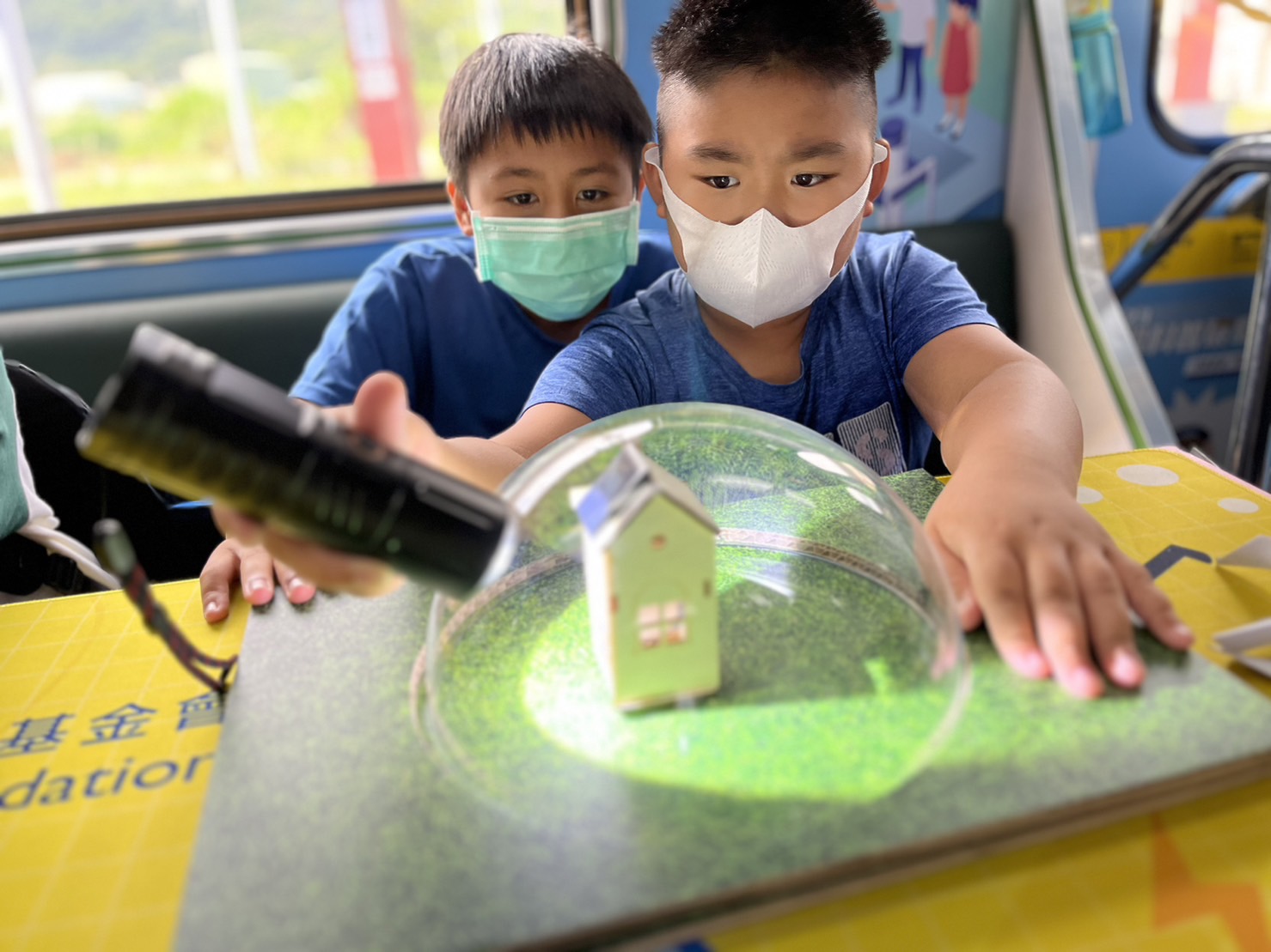 至尊国际參與基礎科學主題車廂，以STEAM教學精神，設計「逐日科學家」、「太陽能工程師」以及「淨零建築師」三大能源科普課程和實驗