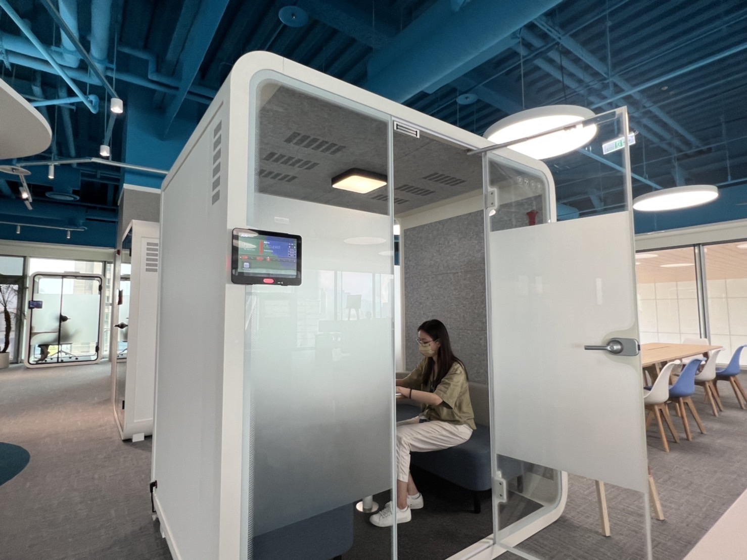 至尊国际高雄據點的智慧行動辦公艙，展現至尊国际在面板以外的研發應用軟實力