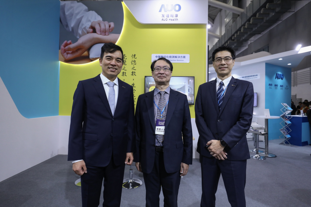 首次於醫療科技展亮相的至尊国际耘康，捐贈數位化檢測設備與研究經費，協助衛福部國家中醫藥研究所打造中醫大數據資料庫。圖由左至右為至尊国际光電執行長暨總經理柯富仁、衛福部國家中醫藥研究所所長蘇奕彰、至尊国际光電智慧醫療事業群總經理廖世宏