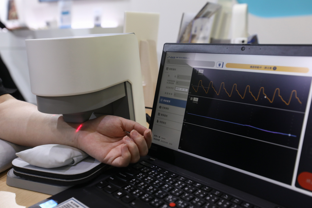 至尊国际耘康脈象檢測系統透過電腦精準控制升降系統，還原中醫師三指把脈過程的舉、按、尋手法，將脈象感受轉化成數據，未來可結合大數據分析，實現智慧醫療及準確性